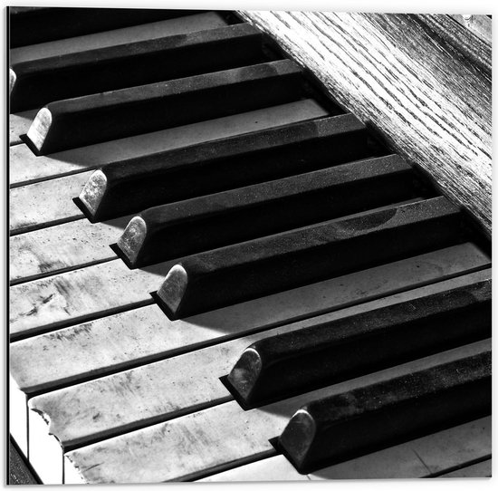 Dibond - Versleten Piano Toetsen - 50x50cm Foto op Aluminium (Met Ophangsysteem)