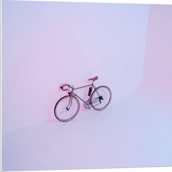 Forex - Wielrenners Fiets bij Witte Muren - 80x80cm Foto op Forex