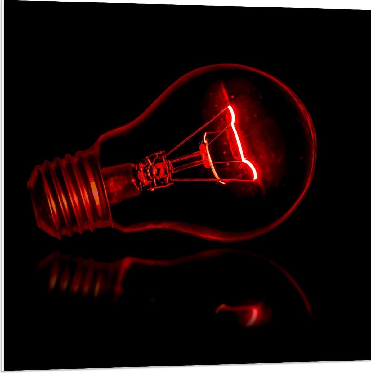 Forex - Rode Gloeilamp op Zwarte Achtergrond - 80x80cm Foto op Forex