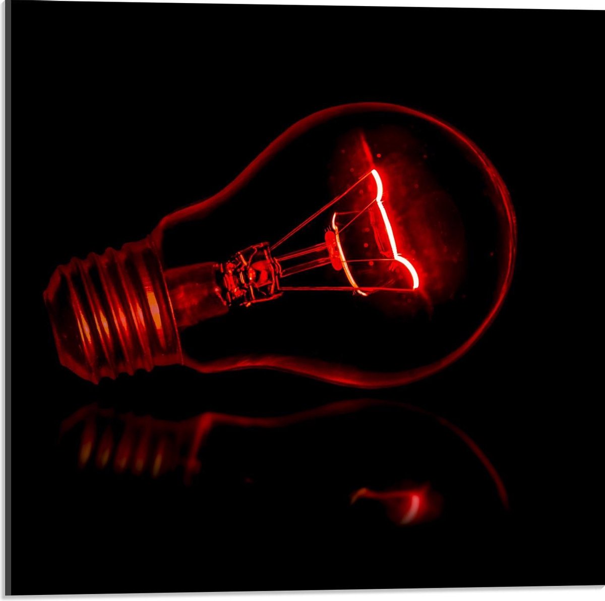 Acrylglas - Rode Gloeilamp op Zwarte Achtergrond - 50x50cm Foto op Acrylglas (Wanddecorati