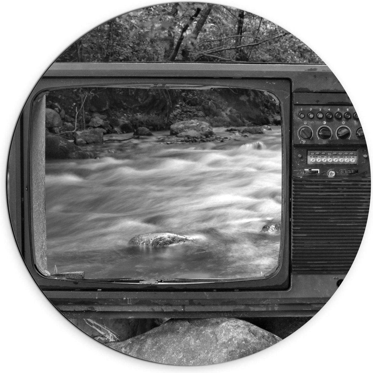Dibond Wandcirkel - Televisie op Stenen bij Rivier - 70x70cm Foto op Aluminium Wandcirkel (met ophangsysteem)