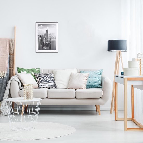 Zwart-wit foto van Empire State Building in een modern ingerichte woonkamer