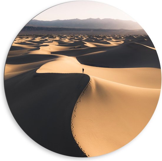 Dibond Wandcirkel - Persoon in het midden van de Woestijn - 80x80cm Foto op Aluminium Wandcirkel (met ophangsysteem)