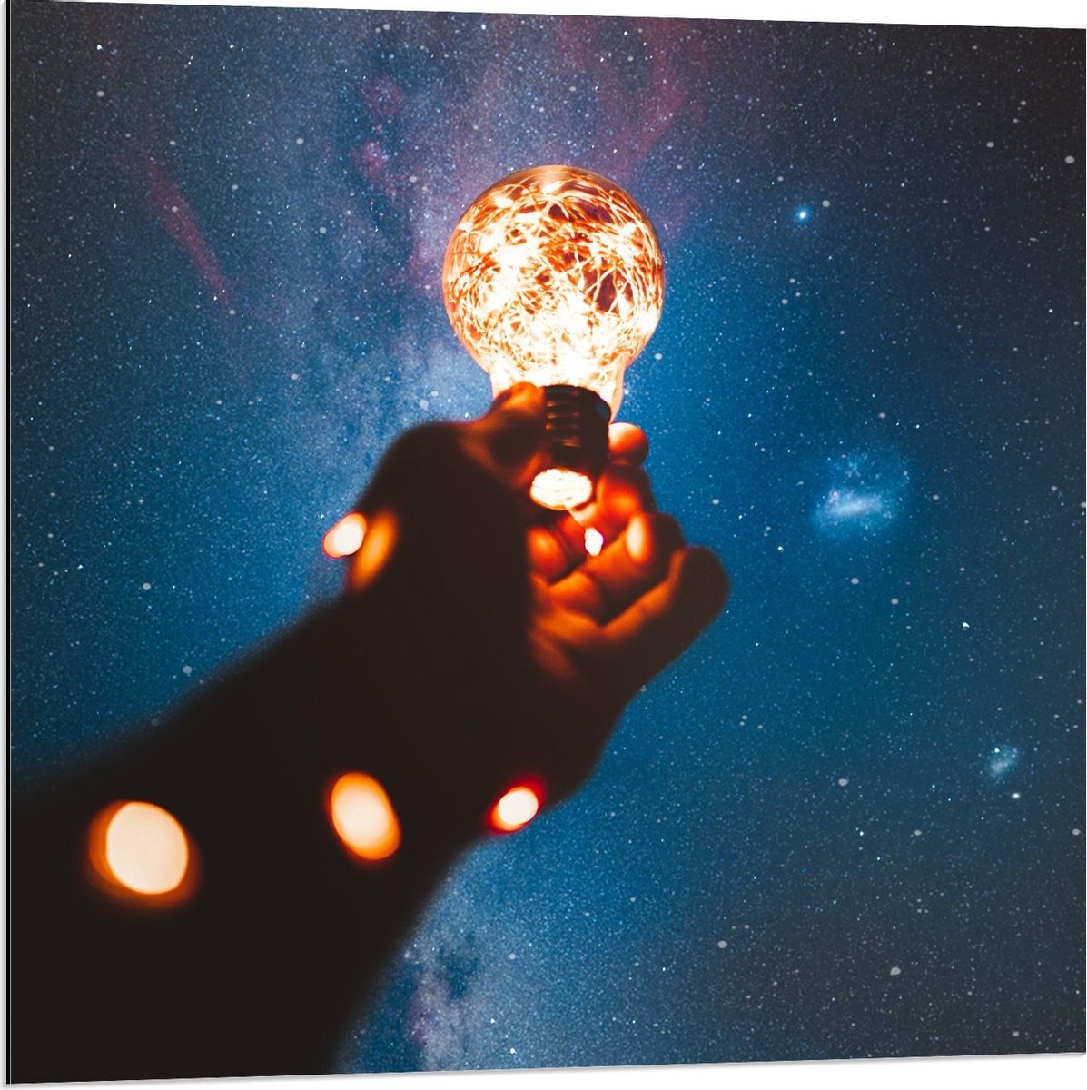 Dibond - Gloeilampje onder Sterrenstelsel - 80x80cm Foto op Aluminium (Wanddecoratie van m