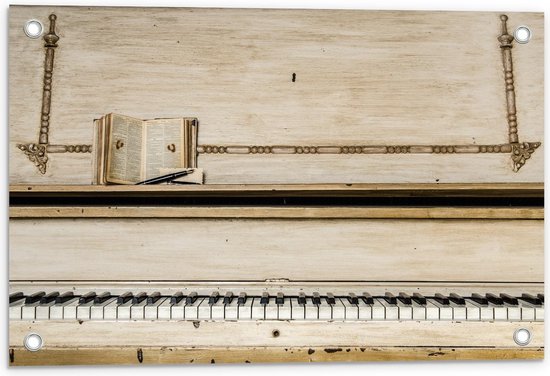 Tuinposter – Oude Piano met een Boekje en Kroontjespen - 60x40cm Foto op Tuinposter  (wanddecoratie voor buiten en binnen)