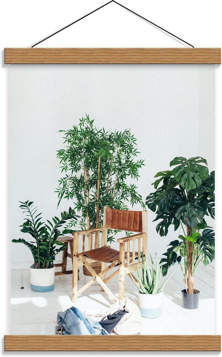Schoolplaat – Tuinstoeltje tussen Planten - 30x40cm Foto op Textielposter (Wanddecoratie o