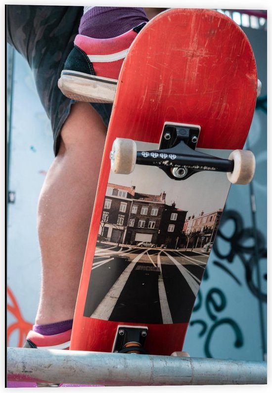 Dibond - Skater met Rood Skateboard - 40x60cm Foto op Aluminium (Met Ophangsysteem)