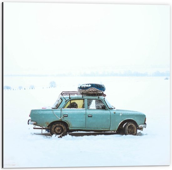 Dibond - Groene Auto in de Sneeuw - 50x50cm Foto op Aluminium (Met Ophangsysteem)