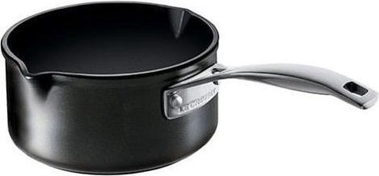 Zwarte steelpan met een metalen handgreep en twee schenktuiten.