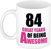 84 great years of being awesome cadeau mok / beker wit en roze