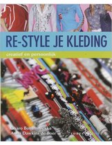 Boek kaft met de titel "Re-Style Je Kleding". Bovenkant toont 4 modellen met aangepaste kleding. Onderkant toont diverse decoratieve items zoals kralen en applicaties.