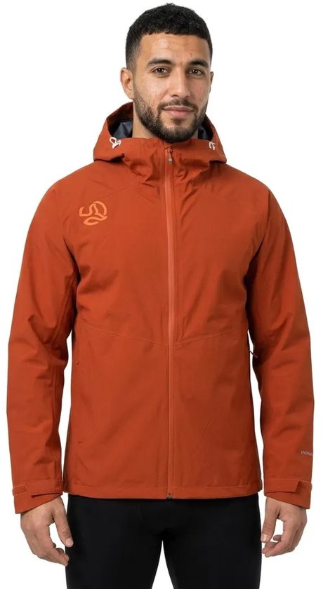 Homme portant une veste Ternua orange à capuche, zip avant et logo sur la poitrine.