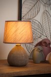 Lampe de table marron texturée avec abat-jour conique. Trois hiboux décoratifs à l'arrière.