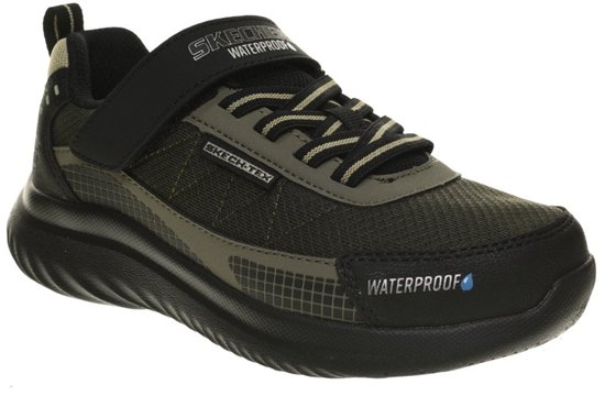 Zwarte kindersneaker met 'Skech-Tex Waterproof' opdruk en groene accenten. De schoen heeft een klittenbandsluiting en veters.