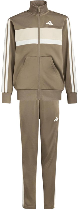 Bruin Adidas trainingspak bestaande uit een jack met borststrepen en een bijpassende broek met witte strepen.