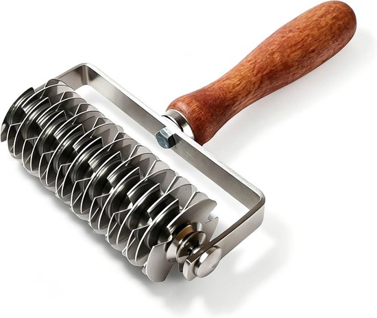 Rasterdeegroller met roestvrijstalen snijwielen en een houten handvat, op witte achtergrond.