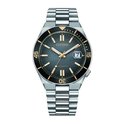 Zilverkleurig Citizen horloge met donkergrijs gestructureerd wijzerplaat, gouden details en datumvenster. Zilverkleurige metalen band.