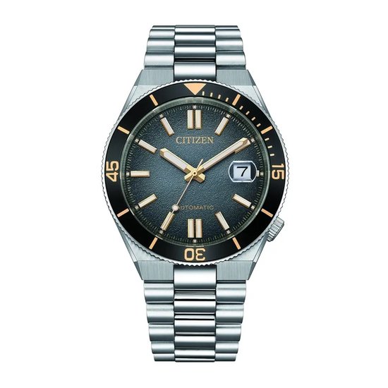 Zilverkleurig Citizen horloge met donkergrijs gestructureerd wijzerplaat, gouden details en datumvenster. Zilverkleurige metalen band.