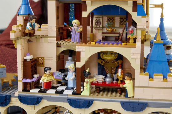 Het interieur van het LEGO Disney Kasteel, met miniatuurfiguren in kamers, waaronder Sneeuwwitje.