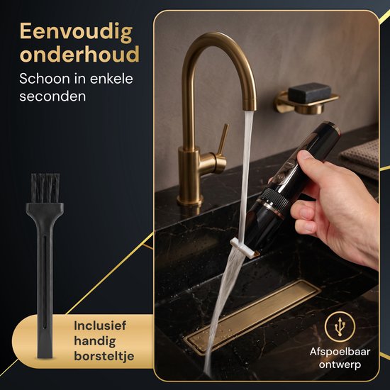Man houdt zwarte tondeuse onder de kraan voor onderhoud, met borsteltje ernaast.