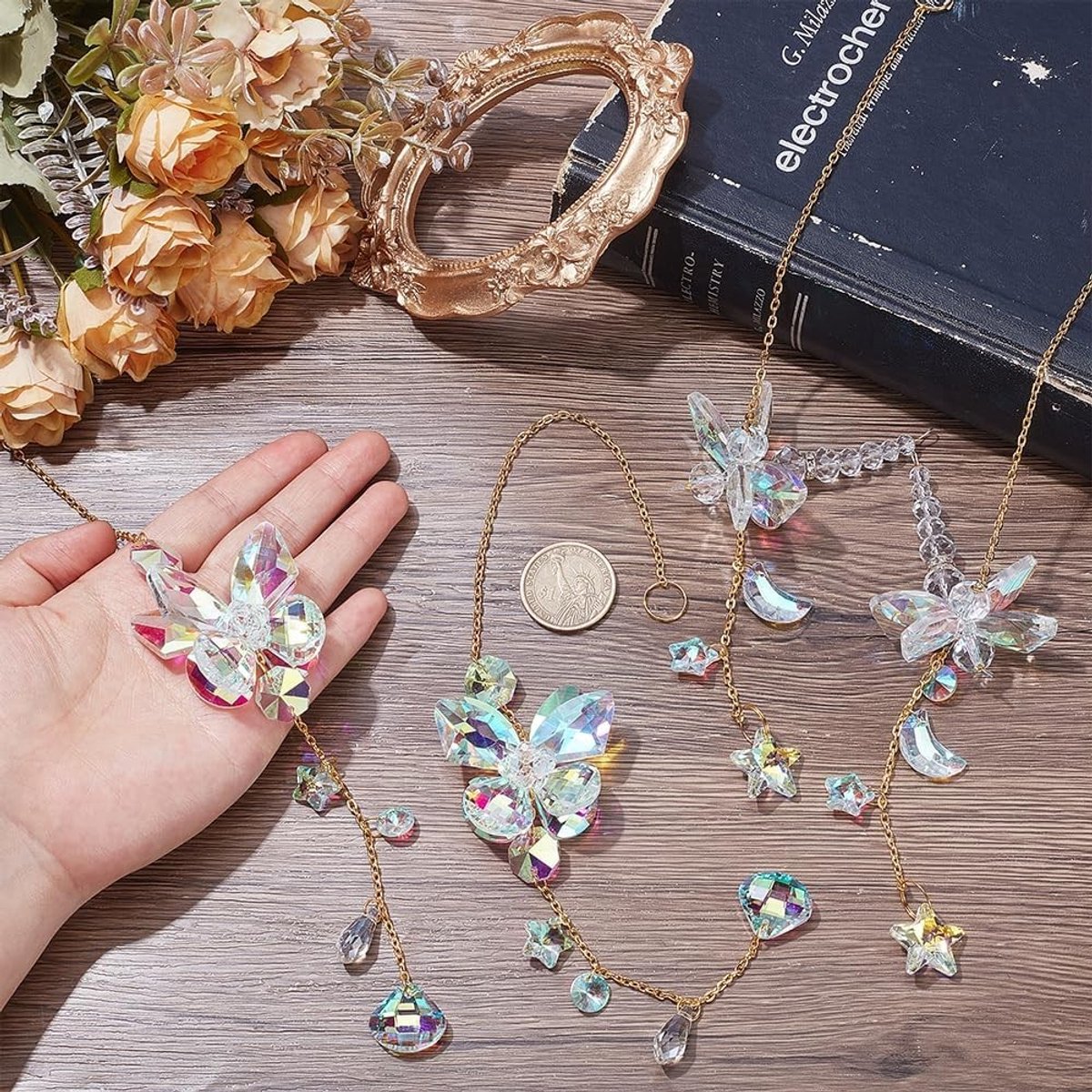 Set van 4 glazen kristallen zonnevangers met vlinder en libelle, kleurrijke hangdecoratie voor ramen en tuinen, regenboogmaker en windgong
