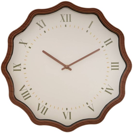 Klassieke ronde klok met een golvende bruine rand en Romeinse cijfers.