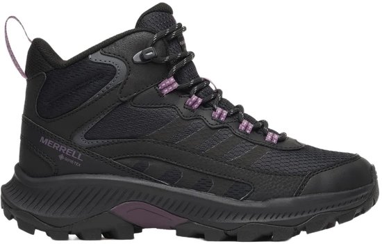 Zijzicht van een zwarte Merrell Gore-Tex wandelschoen voor dames met paarse details.
