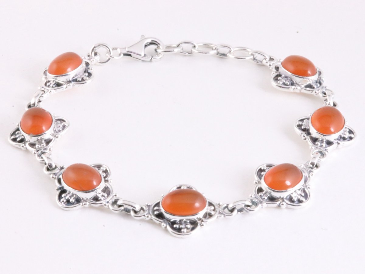 Bewerkte zilveren schakelarmband met carneool
