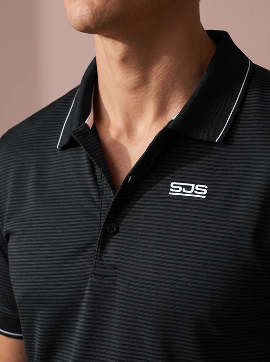 Close-up van de kraag en het witte SJS-logo op een zwart-grijs gestreept poloshirt.