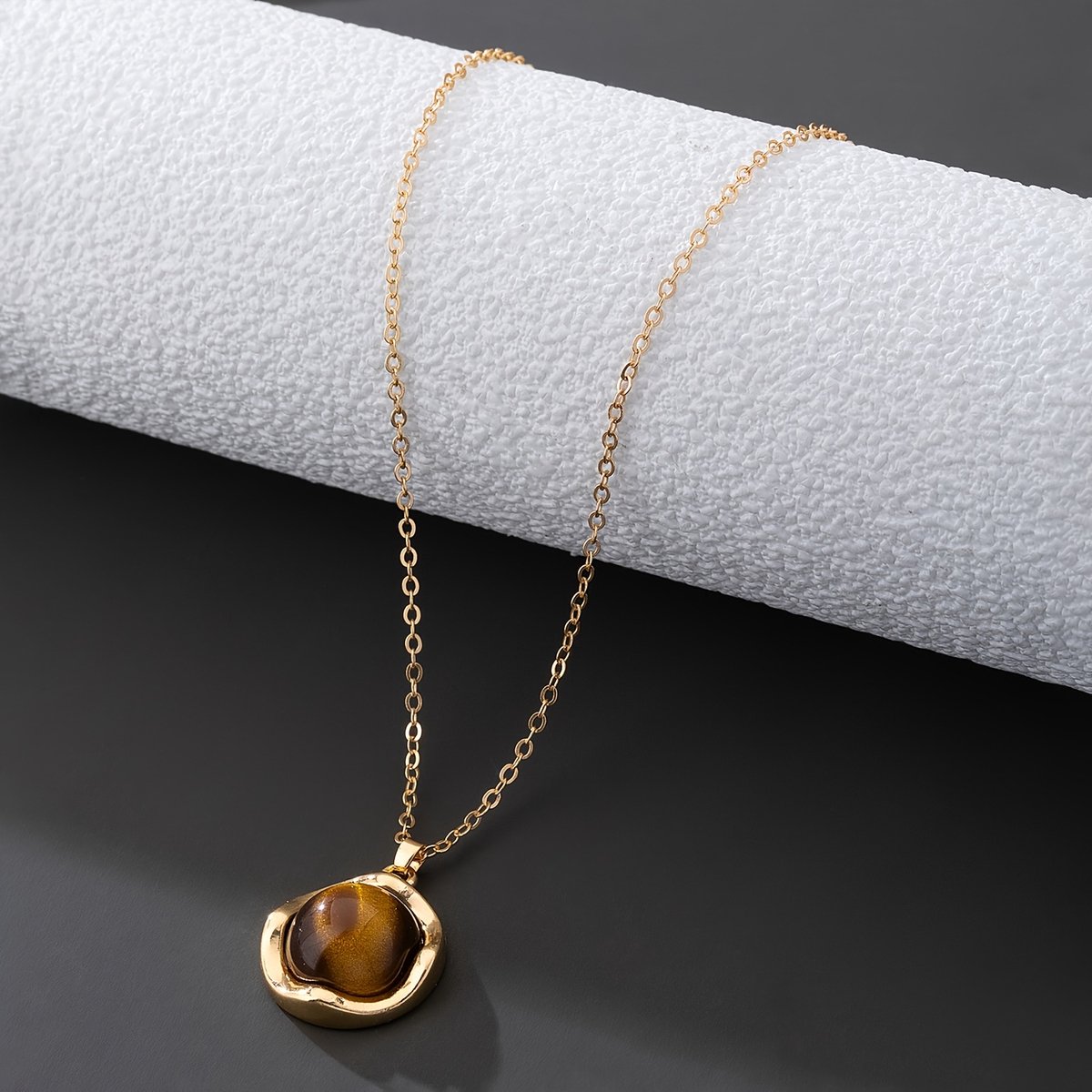 Sjika - Ketting Dames Goud – Ketting met Tijgeroog – Goudkleurige Damesketting met Edelsteen Hanger – Statement Sieraad – Cadeau voor Haar