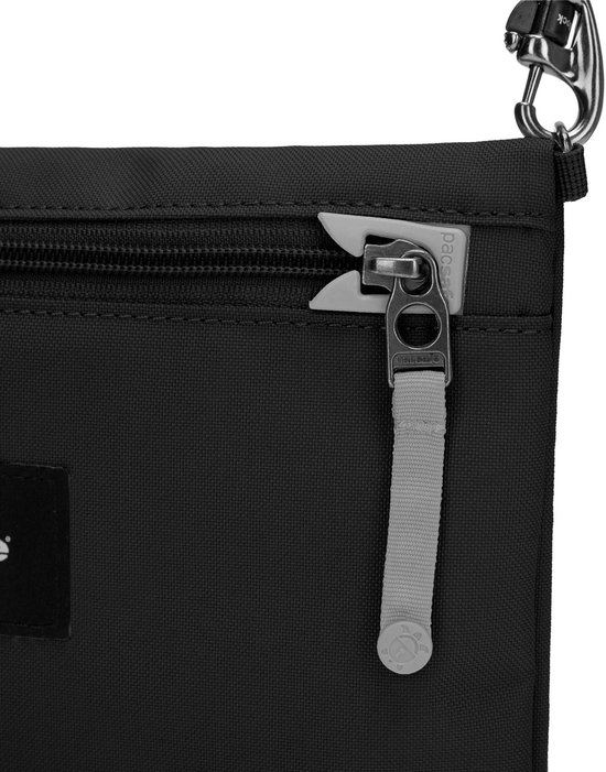 Sluiting en ritsdetail van een zwarte Pacsafe tas.