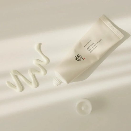 Tube Beauty of Joseon Relief Sun: Rice + Probiotics SPF 50+ PA++++ avec une spirale de crème blanche à côté.
