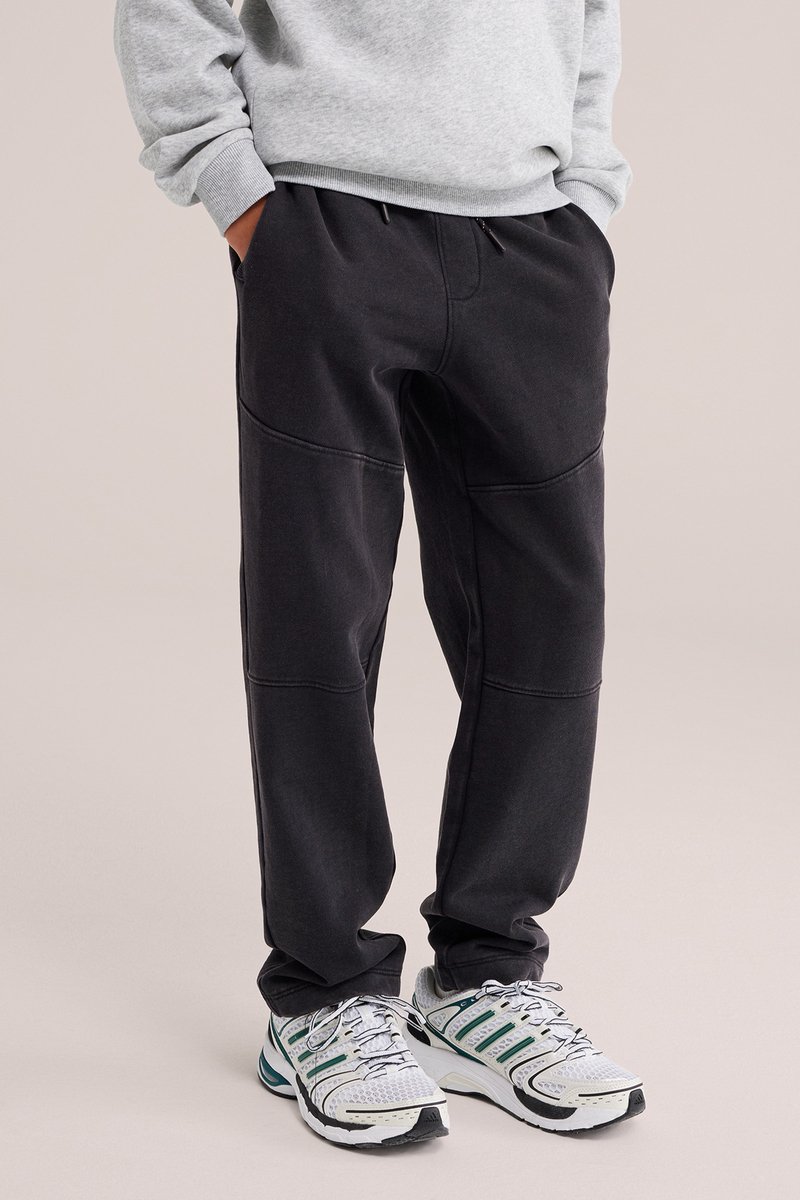 WE Fashion jongens tapered fit joggingbroek met acid wash