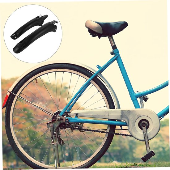 Twee zwarte fietsspatborden naast een blauwe fiets met rode reflectoren.