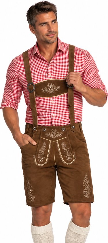 Homme en culotte de cuir courte brune avec bretelles, chemise à carreaux rouge et blanc, détail brodé sur les bretelles et les jambes du pantalon.