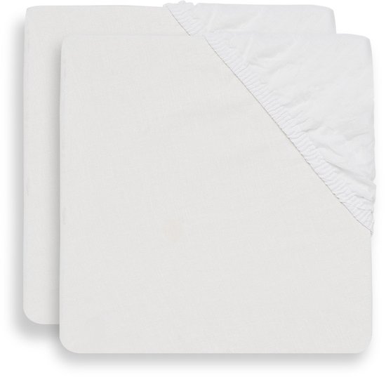 Twee witte katoenen hoeslakens voor een baby ledikant van 60x120cm.