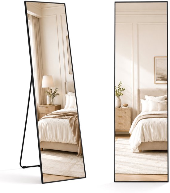 Twee staande spiegels in een slaapkamer. De linkerspiegel staat vrij met een standaard, de rechterspiegel staat tegen een muur.