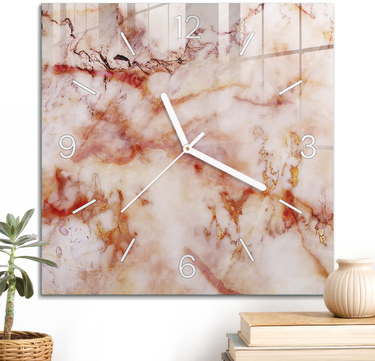 ArtPrintCave Beige Glazen Klok - 30x30 cm - Wandklok Vierkant - De Elegantie Van Marmer Stille Wandklok - Abstractie Wandklok Keuken - Witte Klokwijzers