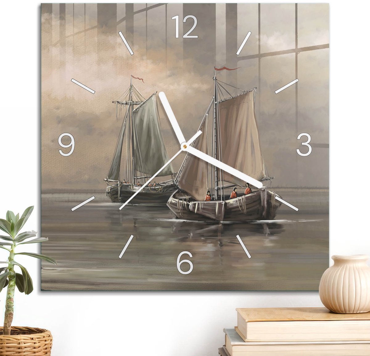 ArtPrintCave Beige Glazen Klok - 30x30 cm - Wandklok Vierkant - Rustige Zeilboten Unieke Klok - Kunst Stille Wandklok - Witte Klokwijzers