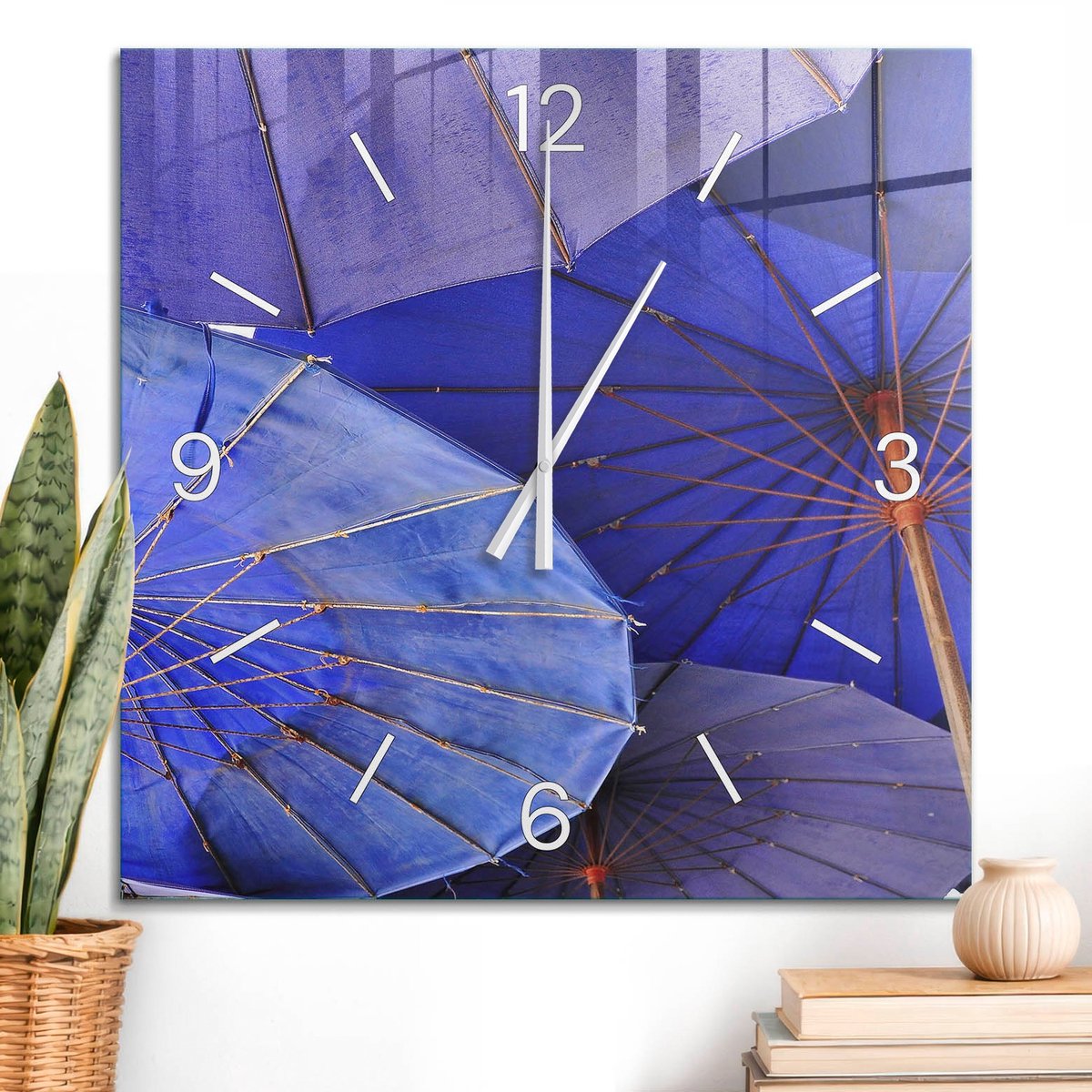 ArtPrintCave Blauw Glazen Klok - 60x60 cm - Wandklok Vierkant - Blauwe Paraplu'S Unieke Klok - Achtergronden En Patronen Stille Wandklok - Witte Klokwijzers
