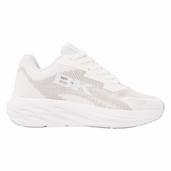 Zijaanzicht van de andere witte British Knights Surge sneaker met het BK-logo in reliëf.