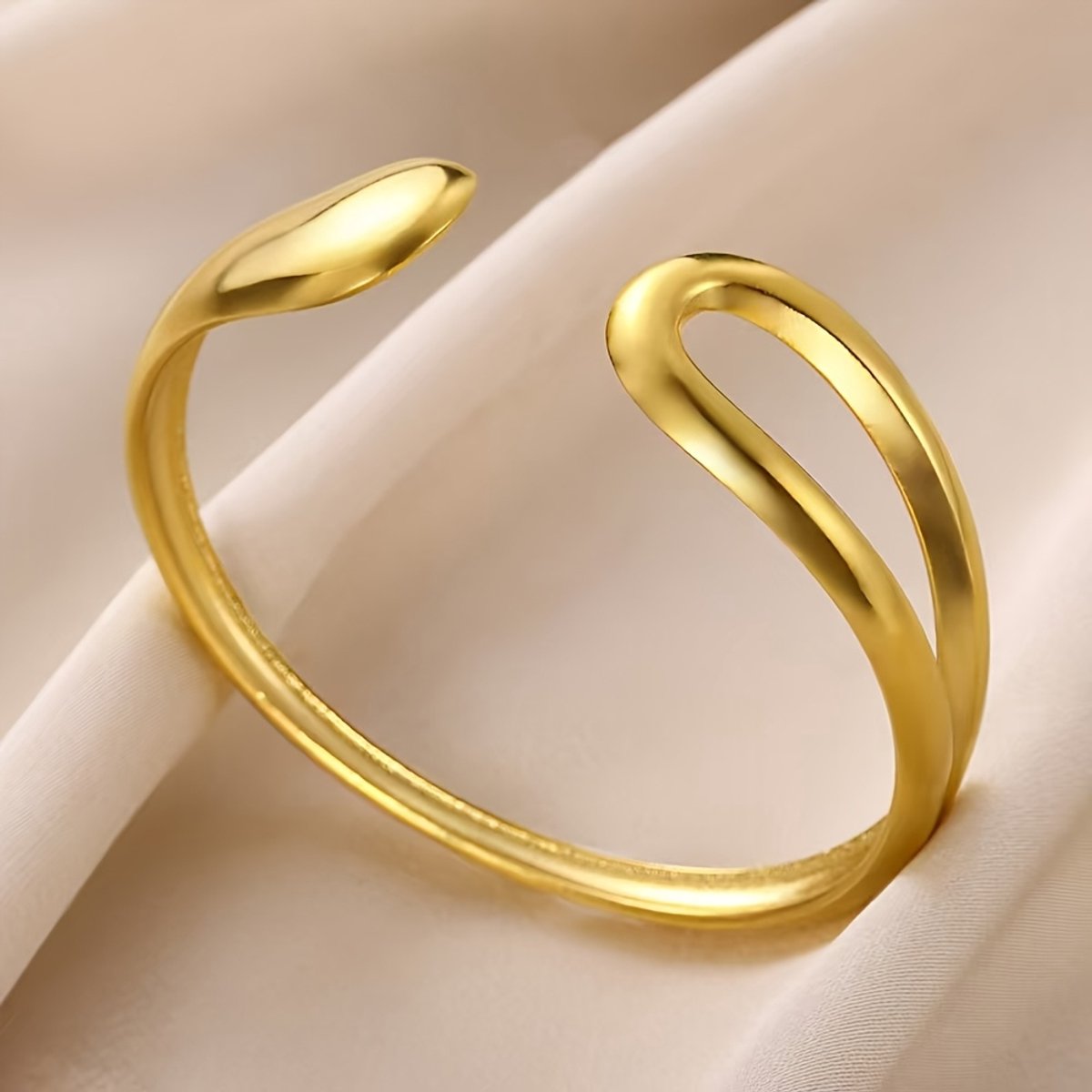 Sjika - Gouden Armband Dames – Open Armband Goud – Minimalistische Statement Armband – Moderne Dames Sieraden – Cadeau voor Haar