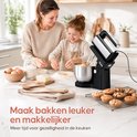 Een moeder en dochter bakken samen met een zwarte Broba mixer en metalen kom.