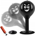 Zwarte desktop bokstrainer met boze gezicht, met een pomp en zuignap.