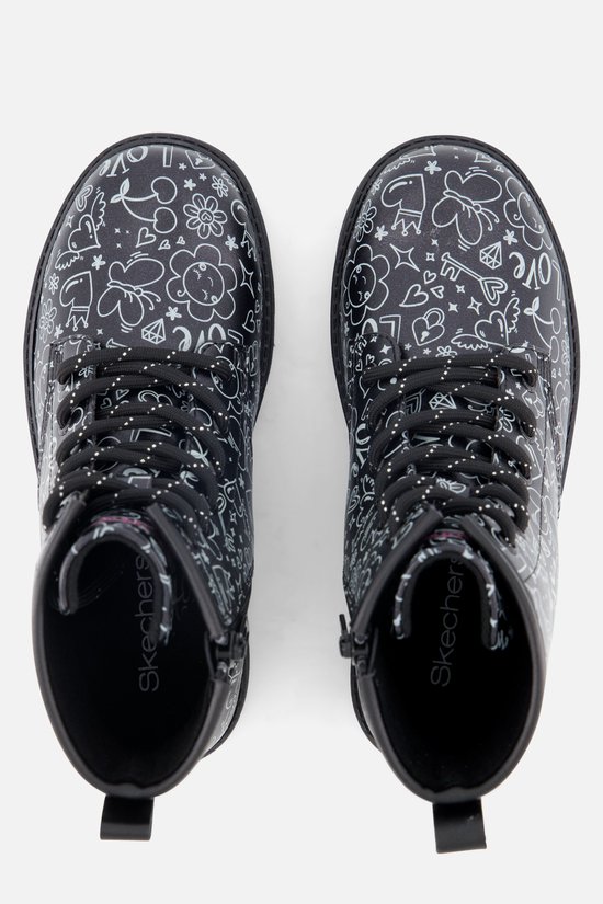 Bovenaanzicht van zwarte veterschoenen met wit doodle-patroon en Skechers-logo op de binnenzool.