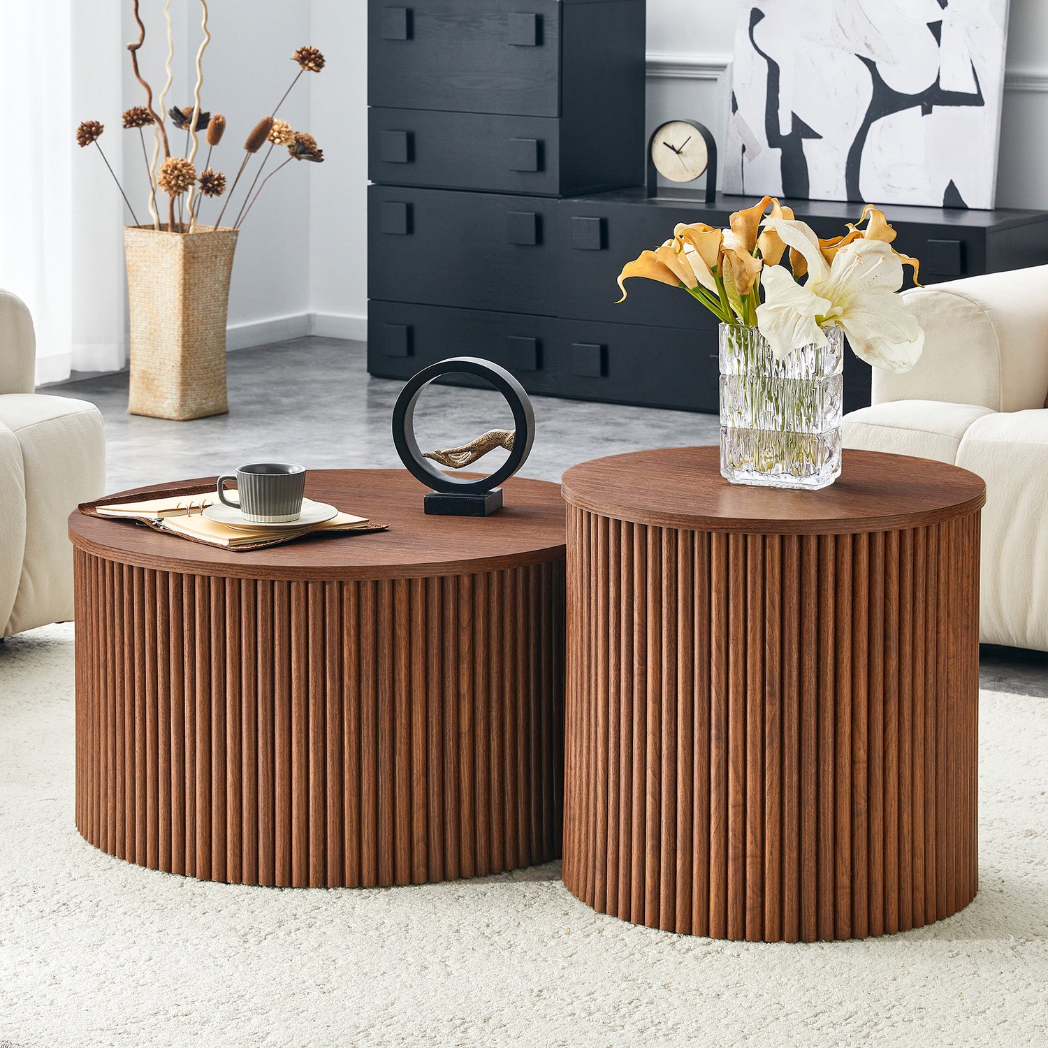 MEUNIQ Set van 2 ronde salontafels met verborgen opbergruimte, in elkaar te schuiven, geribbelde zuilvoet, walnootkleurige houtnerf, voor de woonkamer
