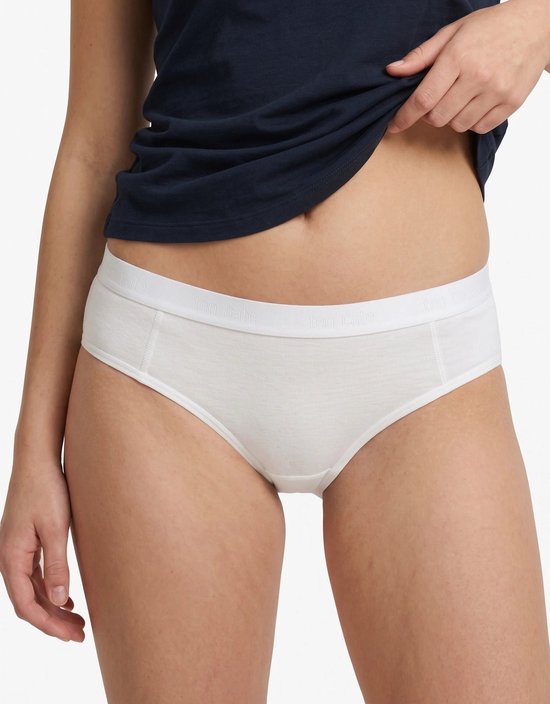 Model draagt een witte ten Cate slip met bijpassende elastische tailleband.