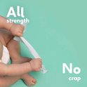 Babyhandjes die een stevig lotiondoekje vasthouden tegen een groene achtergrond.