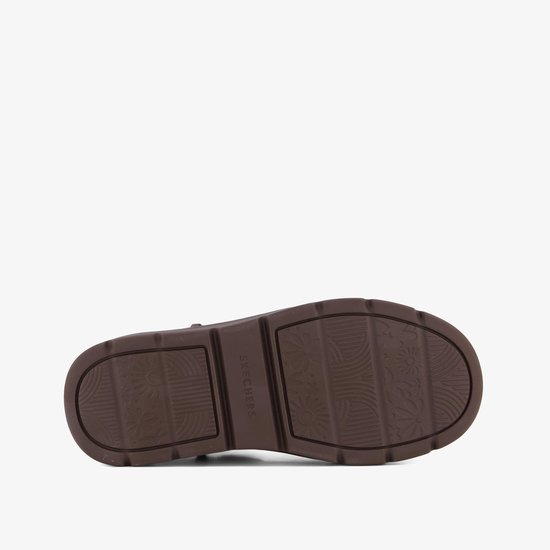 Bruine rubberen buitenzool van een Skechers enkellaars met bloemmotieven en merkopdruk, onderaanzicht.