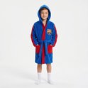 Jongen in een blauwe badjas met rode accenten, capuchon, riem en het FC Barcelona-embleem op de borst.